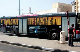 极创意的巴士车身广告