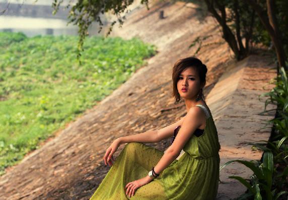 photoshop 打造森林中少女柔和的绿黄色调